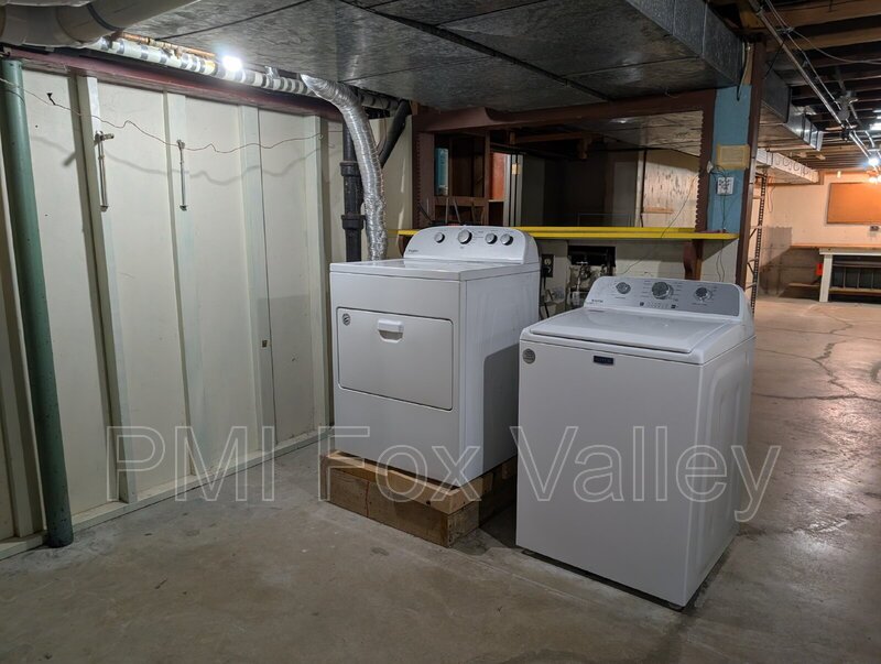 Spacious 4 bedroom 3 bathroom family home in Neenah property image
