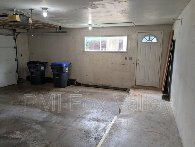Spacious 4 bedroom 3 bathroom family home in Neenah property image