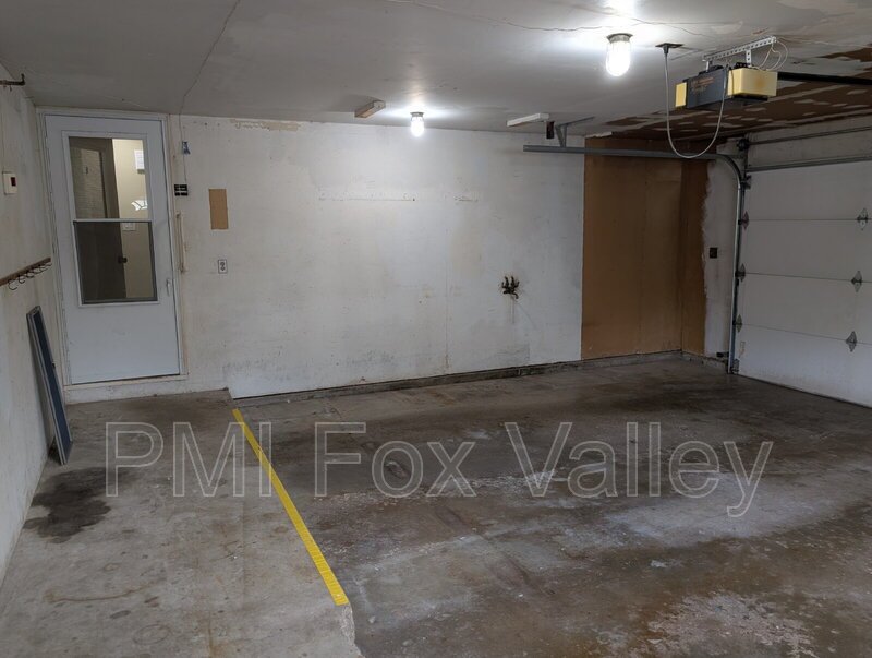 Spacious 4 bedroom 3 bathroom family home in Neenah property image
